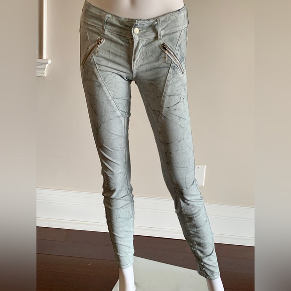 NWOT Guess Jeans in Distressed - Picture 2 of 7